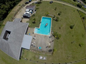 Prise de vue aérienne d'une maison avec son jardin et sa piscine