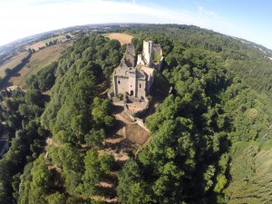 Vue aérienne du château de Chalucet réalisée par L'oei de Zeus.